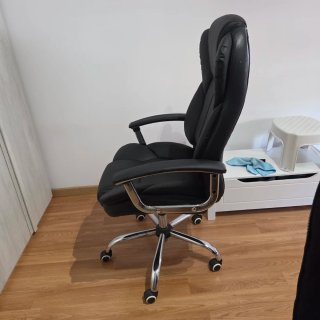 Silla de oficina tipo gaming negra