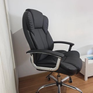 Silla de oficina tipo gaming negra