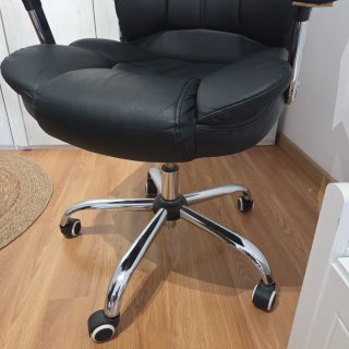 Silla de oficina tipo gaming negra