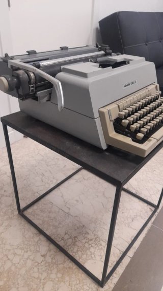 Máquina de escribir Olivetti Línea 98