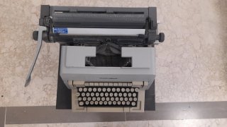 Máquina de escribir Olivetti Línea 98