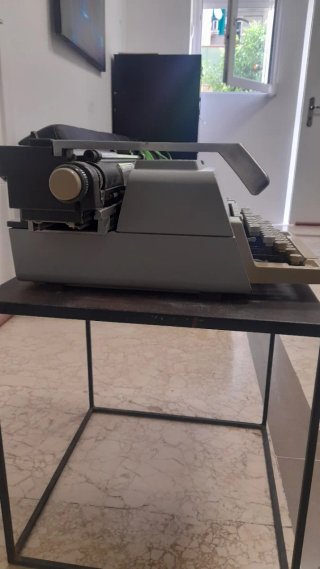 Máquina de escribir Olivetti Línea 98