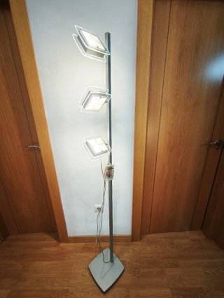 Lámpara de pie moderna con luz autorregulable