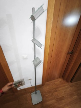 Lámpara de pie moderna con luz autorregulable