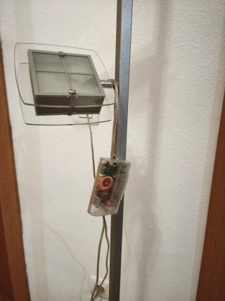 Lámpara de pie moderna con luz autorregulable