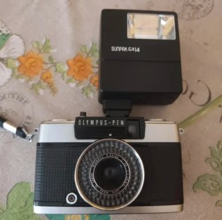 Olympus Pen EE-3 Fotocamera + Flash Sunpak GX14
