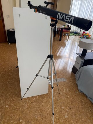 Telescopio de juguete con trípode