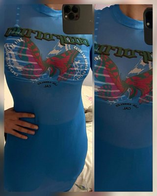 Vestido azul con estampado de mariposa.