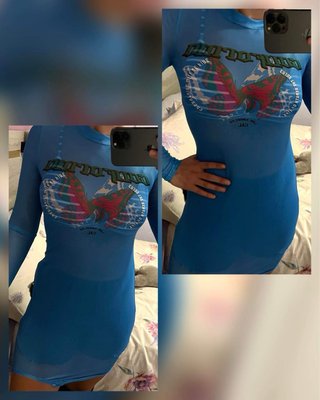 Vestido azul con estampado de mariposa.