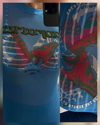 Vestido azul con estampado de mariposa.