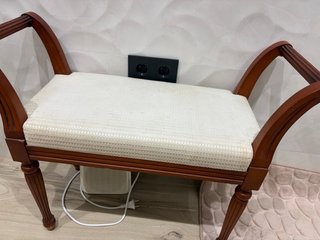 Banquetas y espejo