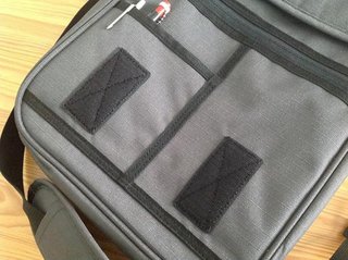 Bolso bandolera para portátil gris.