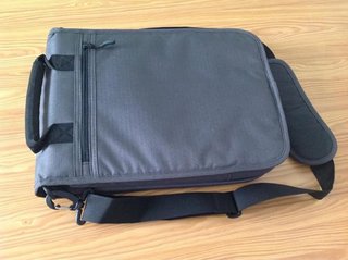 Bolso bandolera para portátil gris.