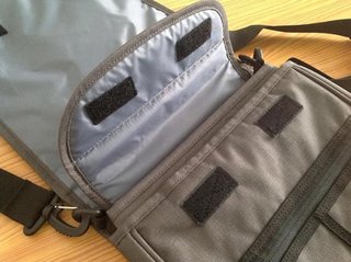 Bolso bandolera para portátil gris.