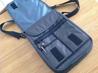 Bolso bandolera para portátil gris.