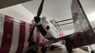 Avión RC con diseño deportivo
