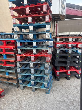 Palets de madera y plástico