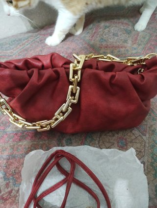 Borsa a tracolla con catena dorata