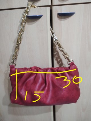 Borsa a tracolla con catena dorata