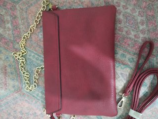 Borsa a tracolla bordeaux con catena dorata