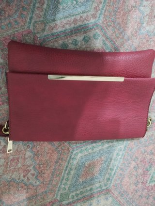 Borsa a tracolla bordeaux con catena dorata
