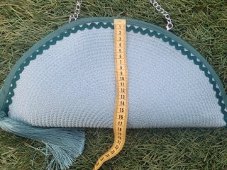 Bolso de mano verde con cadena plateada