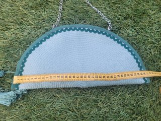 Bolso de mano verde con cadena plateada