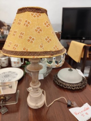 Lámpara de mesa antigua floral