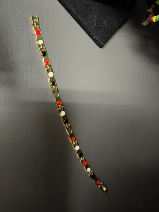 Pulsera Bbv Dorada con Círculos Rojos
