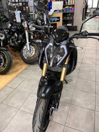 Keeway RKS 125 Naked Negra y Dorada