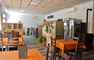 Mobiliario para hosteleria.Sillas, mesas, barricas