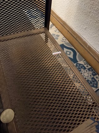 Mueble Metálico con Puertas de Rejilla