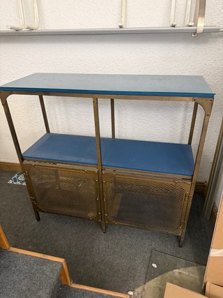 Mueble Metálico con Puertas de Rejilla