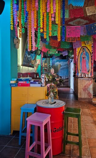 Mesas y sillas para restaurantes. Barra bar