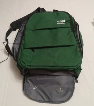Mochila de viaje verde con USB