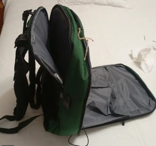 Mochila de viaje verde con USB