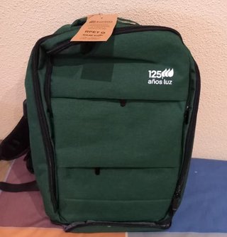 Mochila de viaje verde con USB