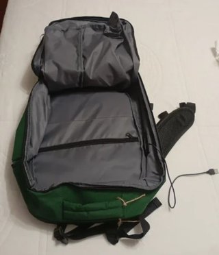 Mochila de viaje verde con USB