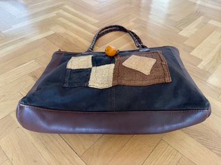 Bolso de mano con rafia y piel.