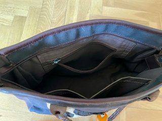 Bolso de mano con rafia y piel.