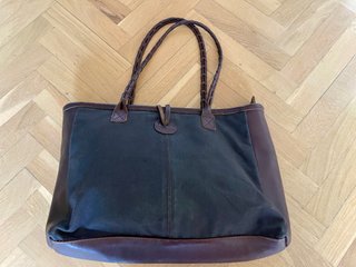 Bolso de mano con rafia y piel.