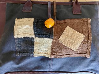 Bolso de mano con rafia y piel.