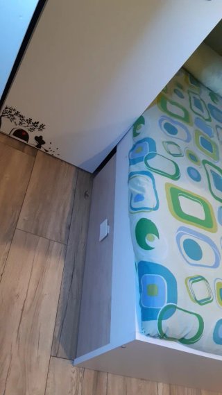 Habitación juvenil cama tren con armario.