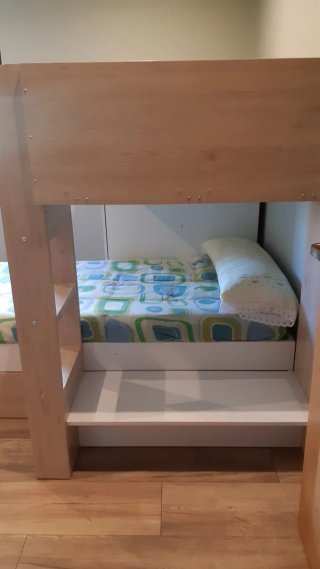 Habitación juvenil cama tren con armario.