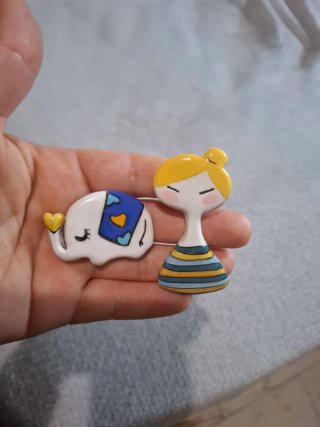 Spille con elefantino e donna in argilla e resina