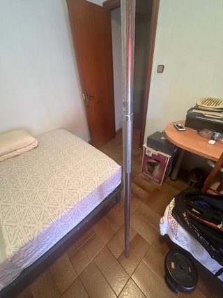 Banco de gimnasio y pesas