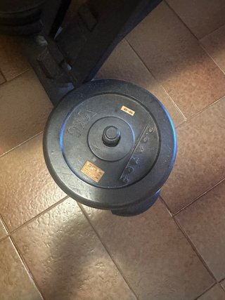 Banco de gimnasio y pesas
