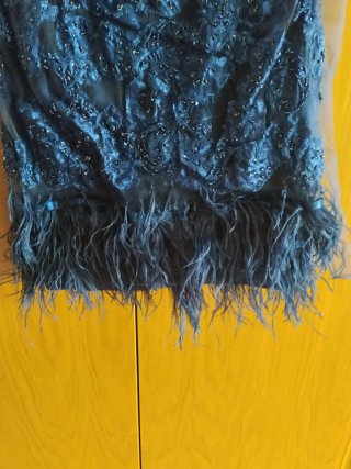 Vestido de fiesta azul con plumas
