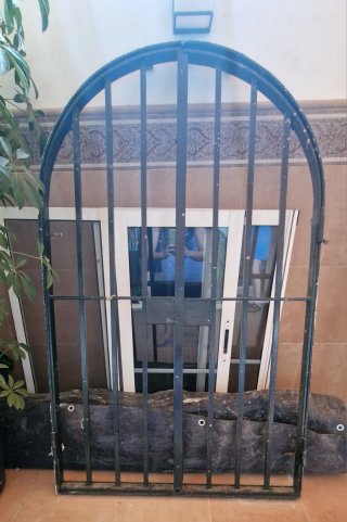 Reja de forja para ventana con apertura