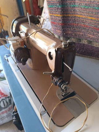 Máquina de coser Singer beige